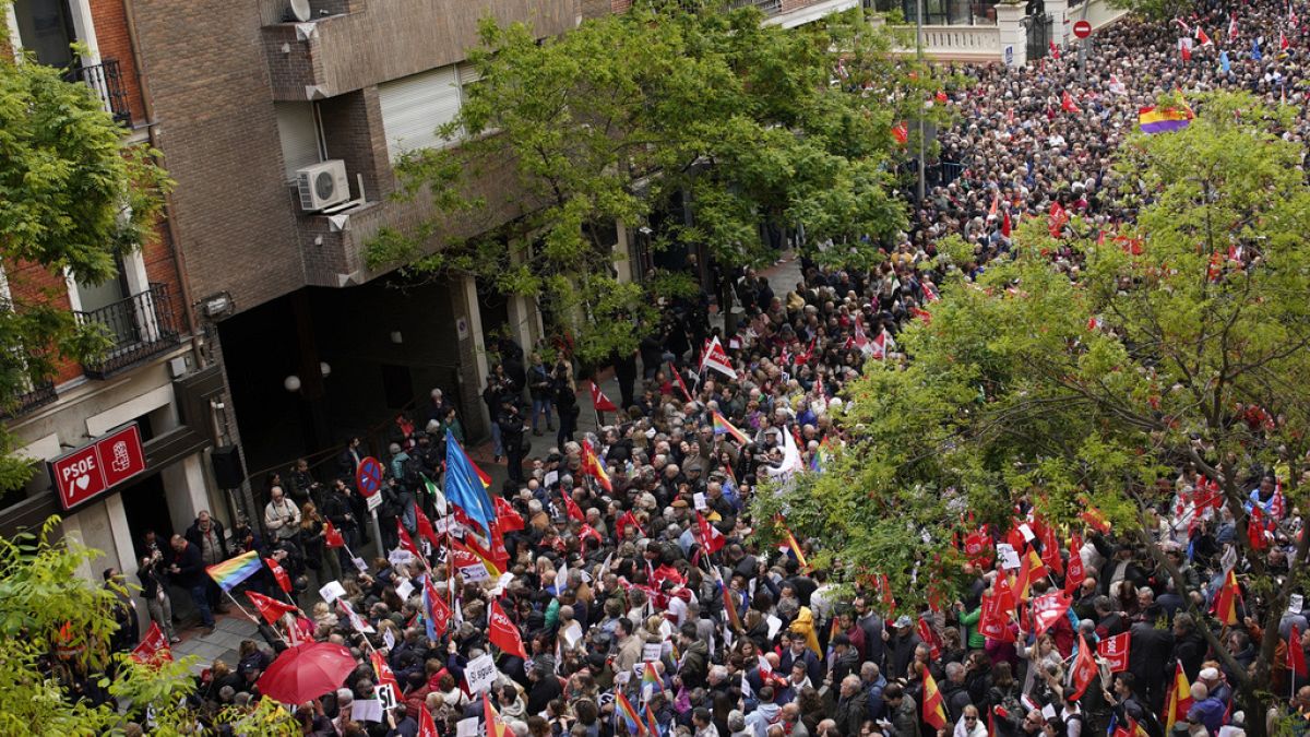 Madrid'de toplanan binlerce kişi, İspanya Başbakanı Sanchez'e istifa etmemesi çağrısında bulundu.