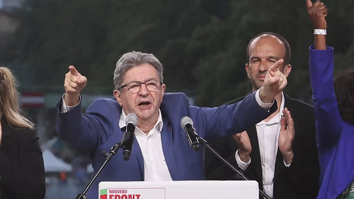 Fransız solu, başbakanın içinde bulunduğu çıkmaz nedeniyle Macron'u görevden almakla tehdit ediyor
