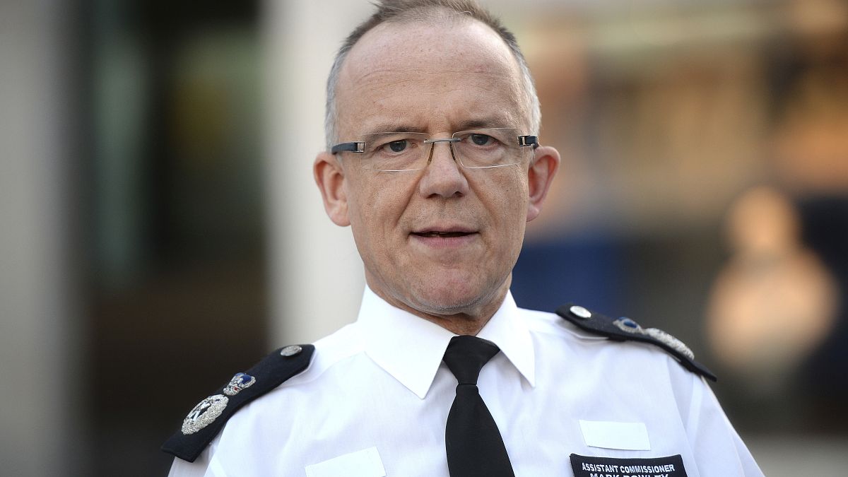 Londra Büyükşehir Polisi komiseri gazetecinin elinden mikrofonu alıp yere attı