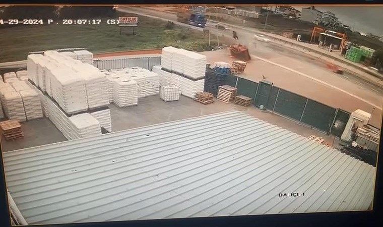 Silivri'de kamyonet devrildi, sürücü kendini camdan dışarı attı: 2 kişi yaralandı