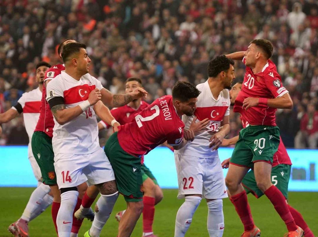 Antrenör Montella'nın Dünya Kupası açıklaması! Kerem Aktürkoğlu'nun forvet olarak oynama kararından bahsetmiştiniz... 4