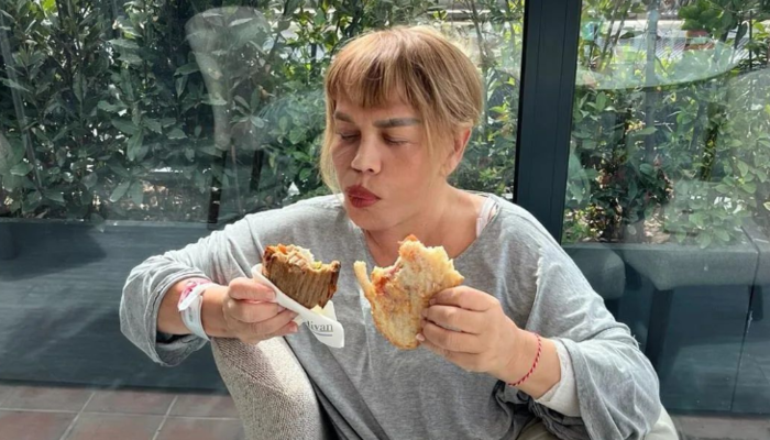 Sezen Aksu'yu Emel Müftüoğlu paylaştı!  Bileğindeki hastane etiketi dikkat çekti