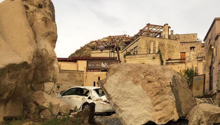 Kapadokya'yı sel vurdu! Kaya parçaları araçları ezdi