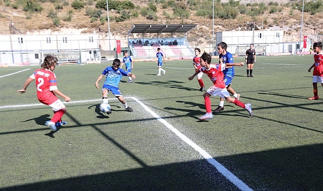 Bayraklı'daki U-12 Kupası futbol turnuvasına ilişkin duygular - SPORT