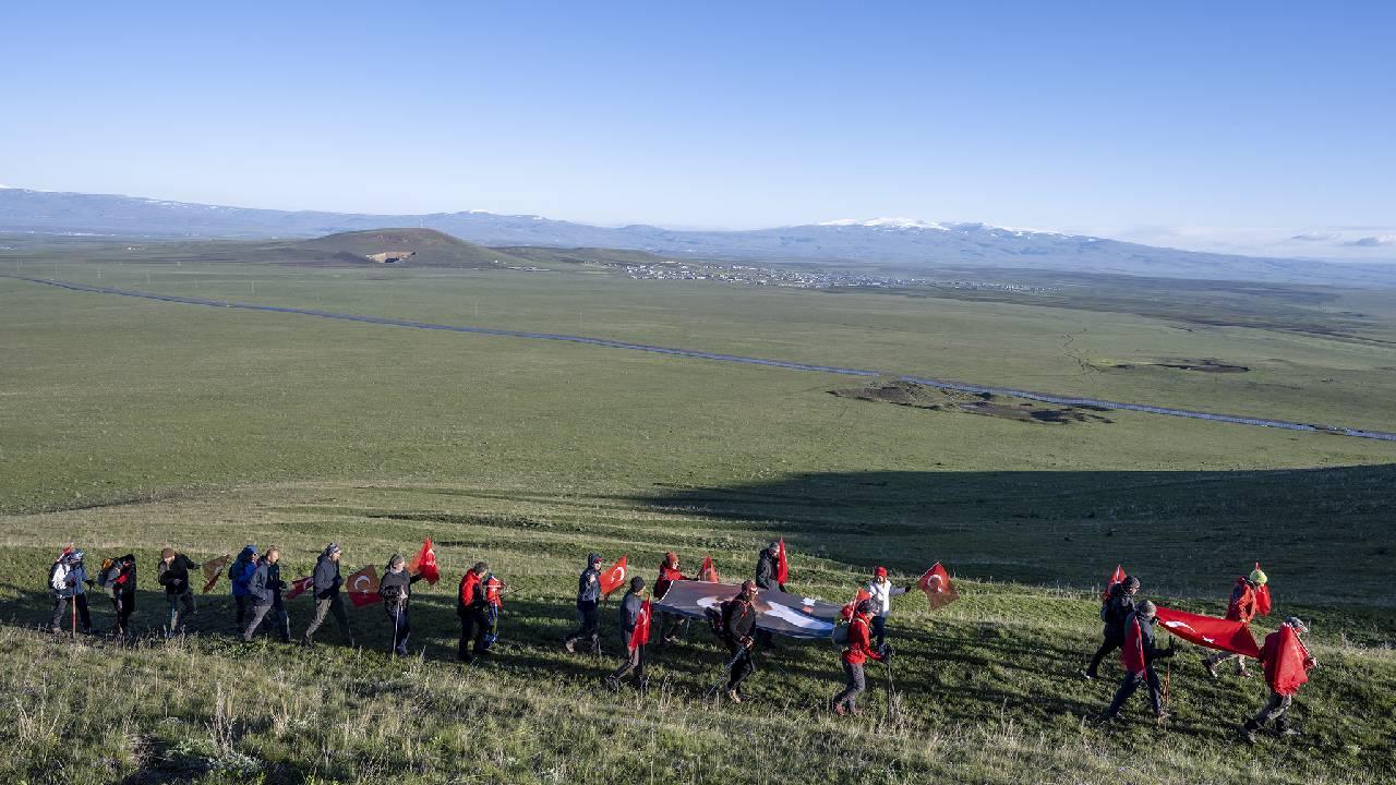 Karslı dağcılar, 19 Mayıs'ı Yahni Dağı'nın 2 bin 254 metre yüksekliğindeki zirvesinde kutladı.