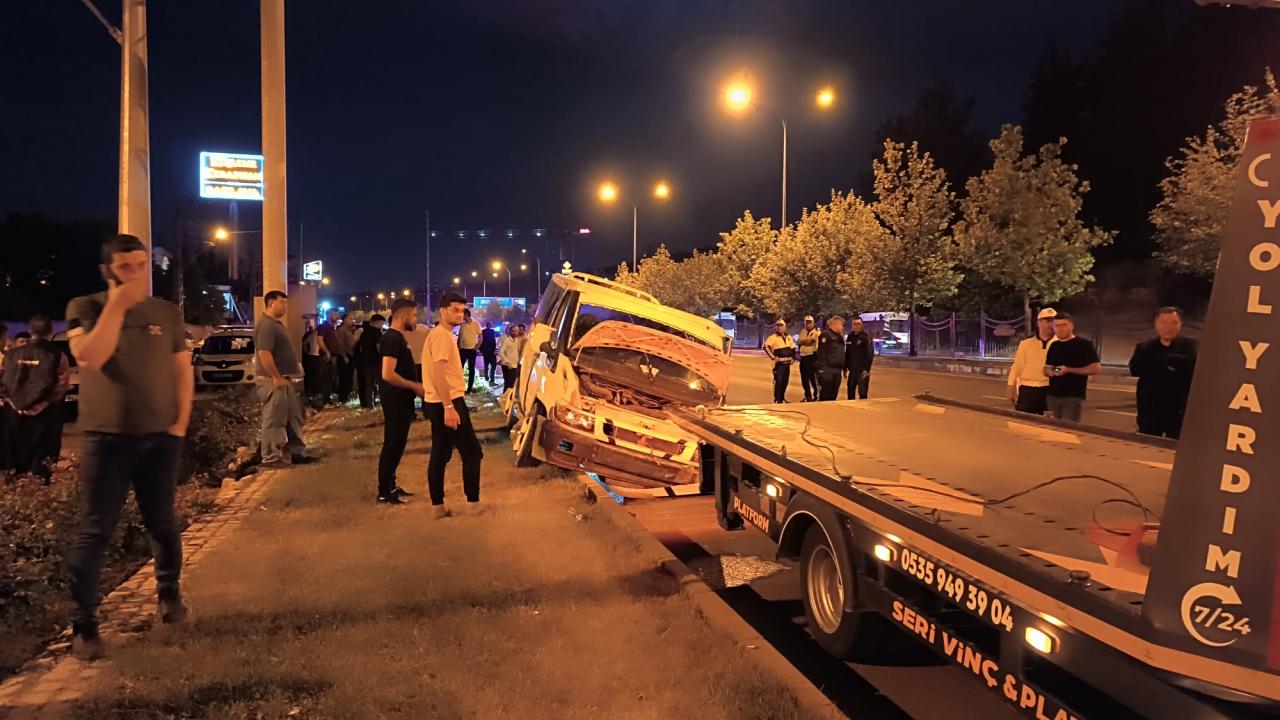 Gaziantep'te trafik adasına çarpan minibüsün sürücüsü hayatını kaybetti