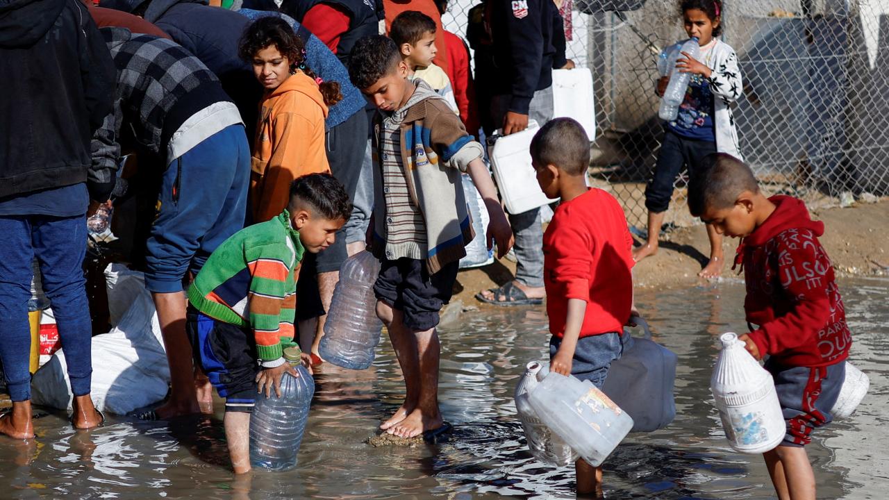 Gazze'de kişi başına düşen su miktarı 90 litreden 2 litreye düştü