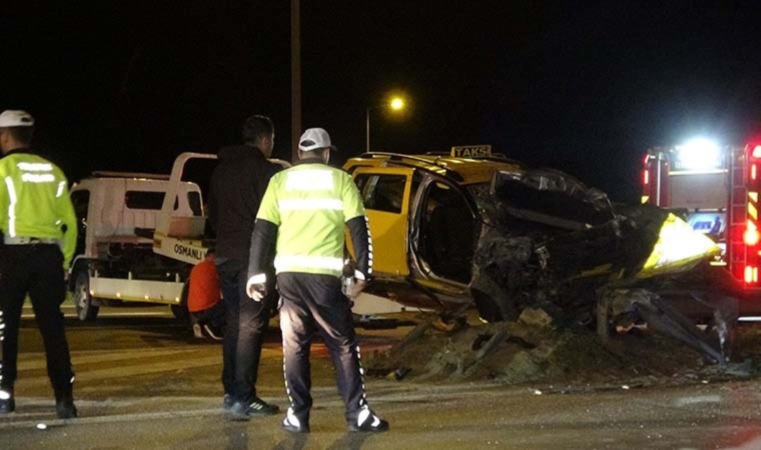 Ticari taksi demir bariyerlere çarptı: 1 ölü, 5 yaralı - Son Dakika Türkiye Haberleri