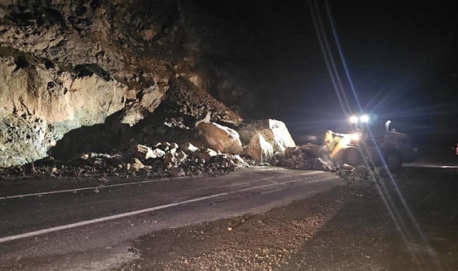Artvin'de heyelan ulaşımı felç etti! - Türkiye'den son dakika haberleri