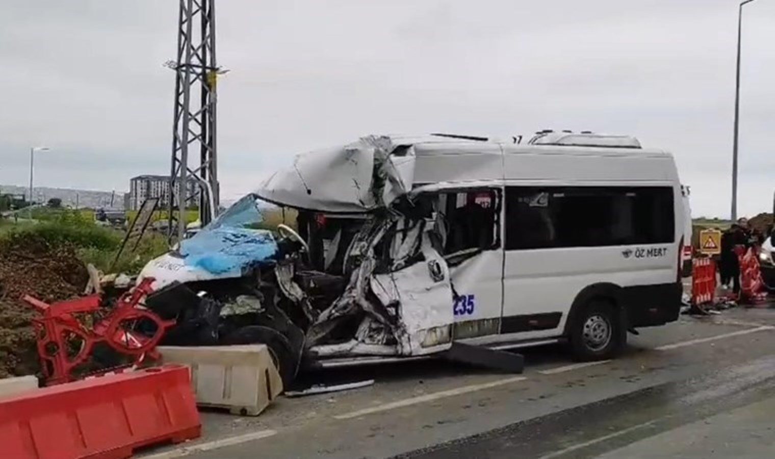 Silivri'de işçileri taşıyan servis minibüsü ile midibüs çarpıştı: 6'sı yaralı, 1'i ağır - Son Dakika Türkiye Haberleri