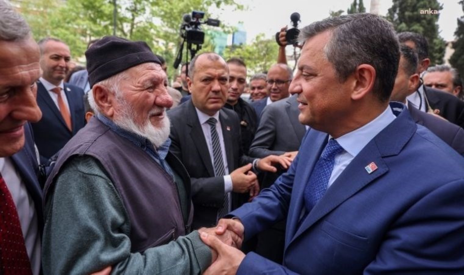 Özgür Özel seçim başarısını anlattı: "Bu sadece CHP'ye ait değil" - Son Dakika Siyaset Haberleri