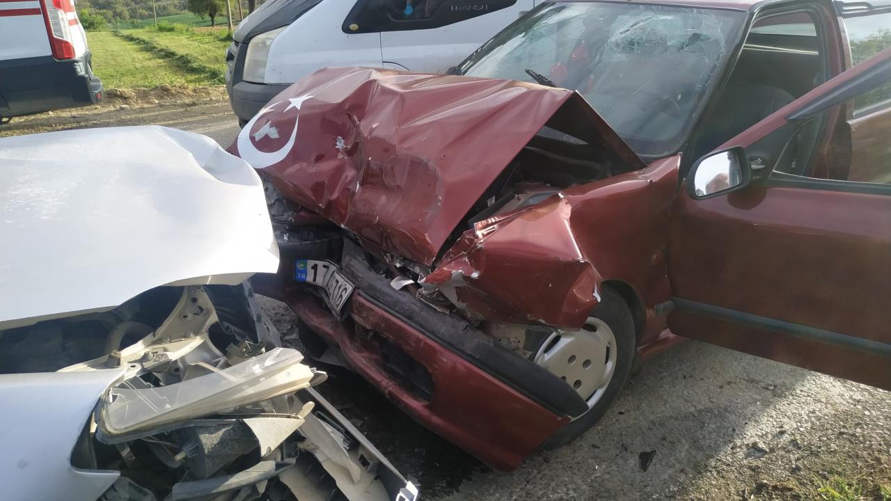 Samsun'da iki otomobil kafa kafaya çarpıştı, 8 kişi yaralandı