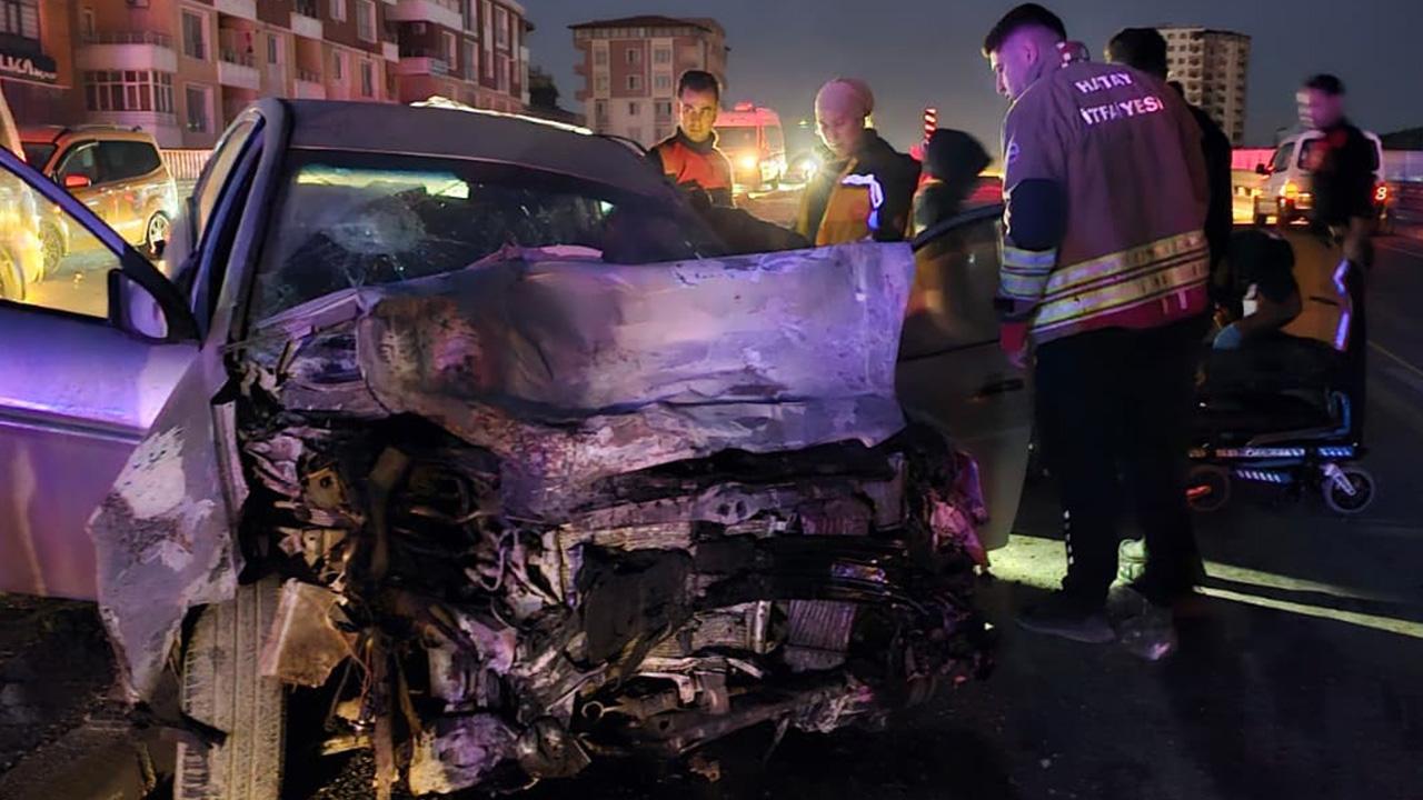Hatay'da otomobil ile minibüs çarpıştı: 11 yaralı