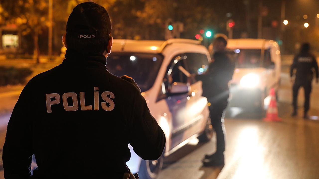 Akaryakıt istasyonundan dövizi ödedikten sonra kaçan şüpheli, kovalamacanın ardından yakalandı.