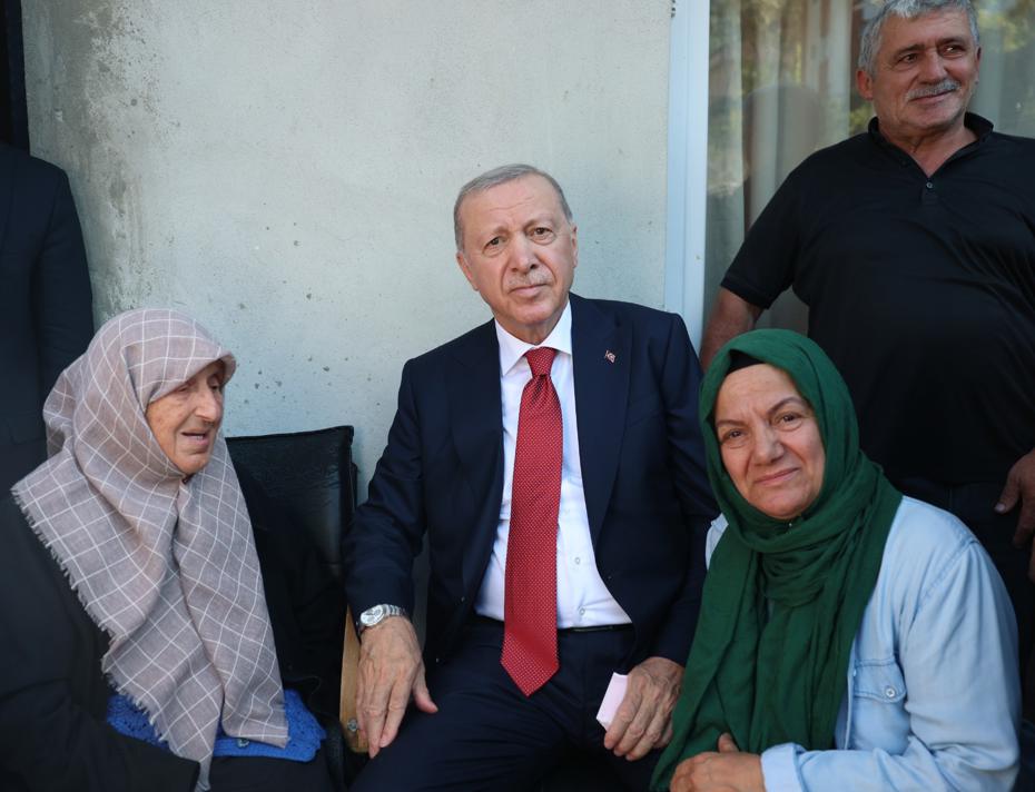 Cumhurbaşkanı Erdoğan'dan Rize'de Samimi Komşu Ziyareti