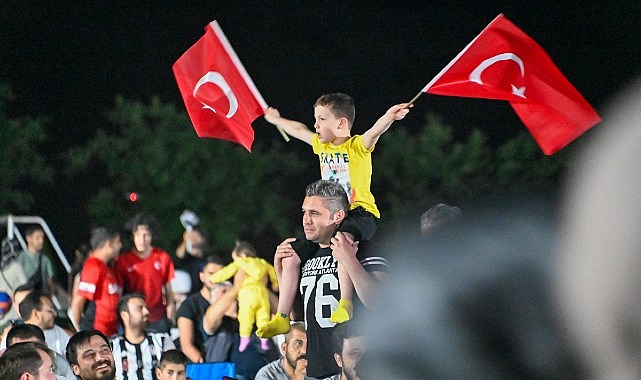 Selçuklu Belediyesi Milli Takımımızın 2-1 kazanarak bir üst tura çıktığı karşılaşmanın ardından sahayı dolduran binlerce taraftar büyük sevinç yaşadı - GÜNDEM