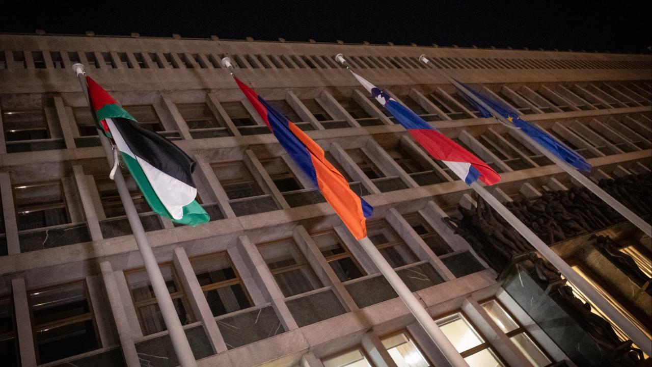Slovenya'nın devlet olarak tanıdığı Filistin bayrağı Meclis'te göndere çekildi