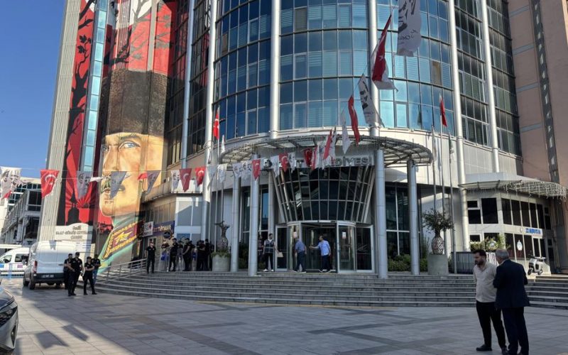 İzmit Belediye Başkanı Fatma Kaplan Hürriyet görevden uzaklaştırıldı
