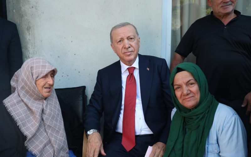 Cumhurbaşkanı Erdoğan'dan Rize'de Samimi Komşu Ziyareti